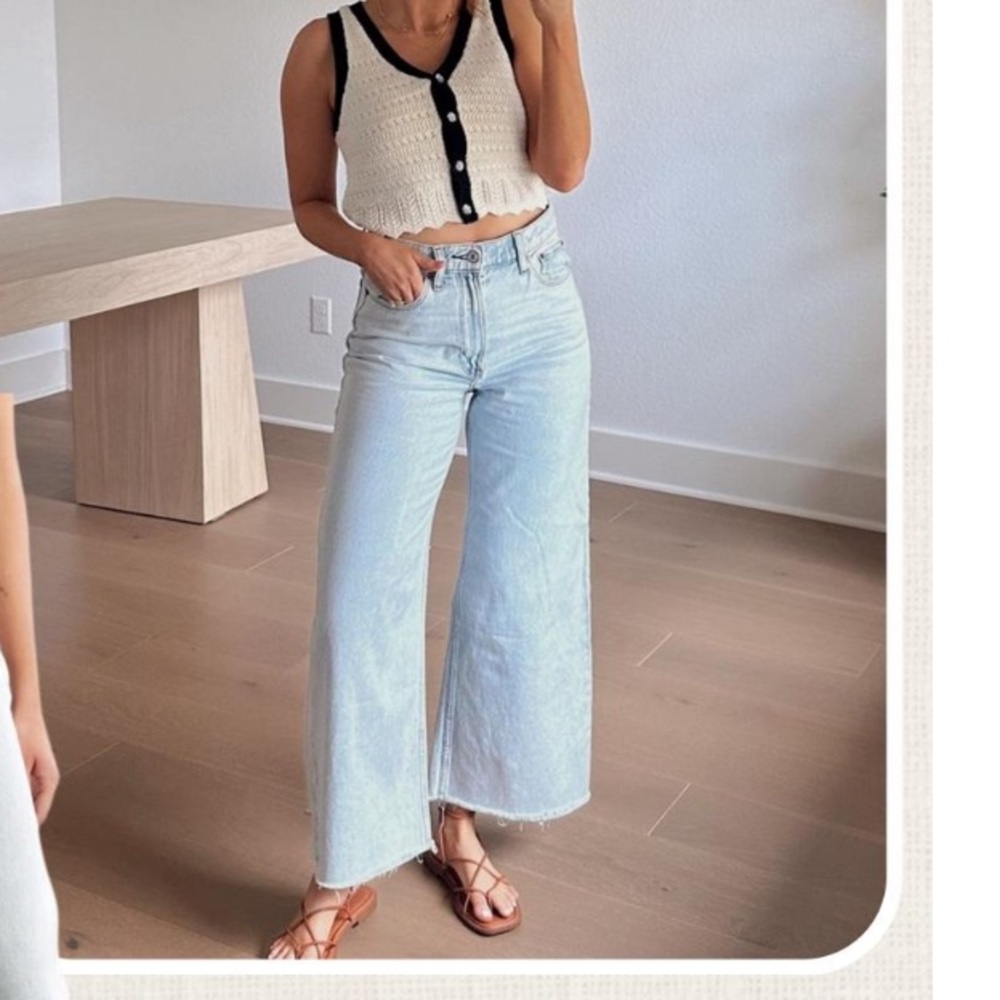 Abercrombie & Fitch Light Wash Wide Leg Cropped Jeans